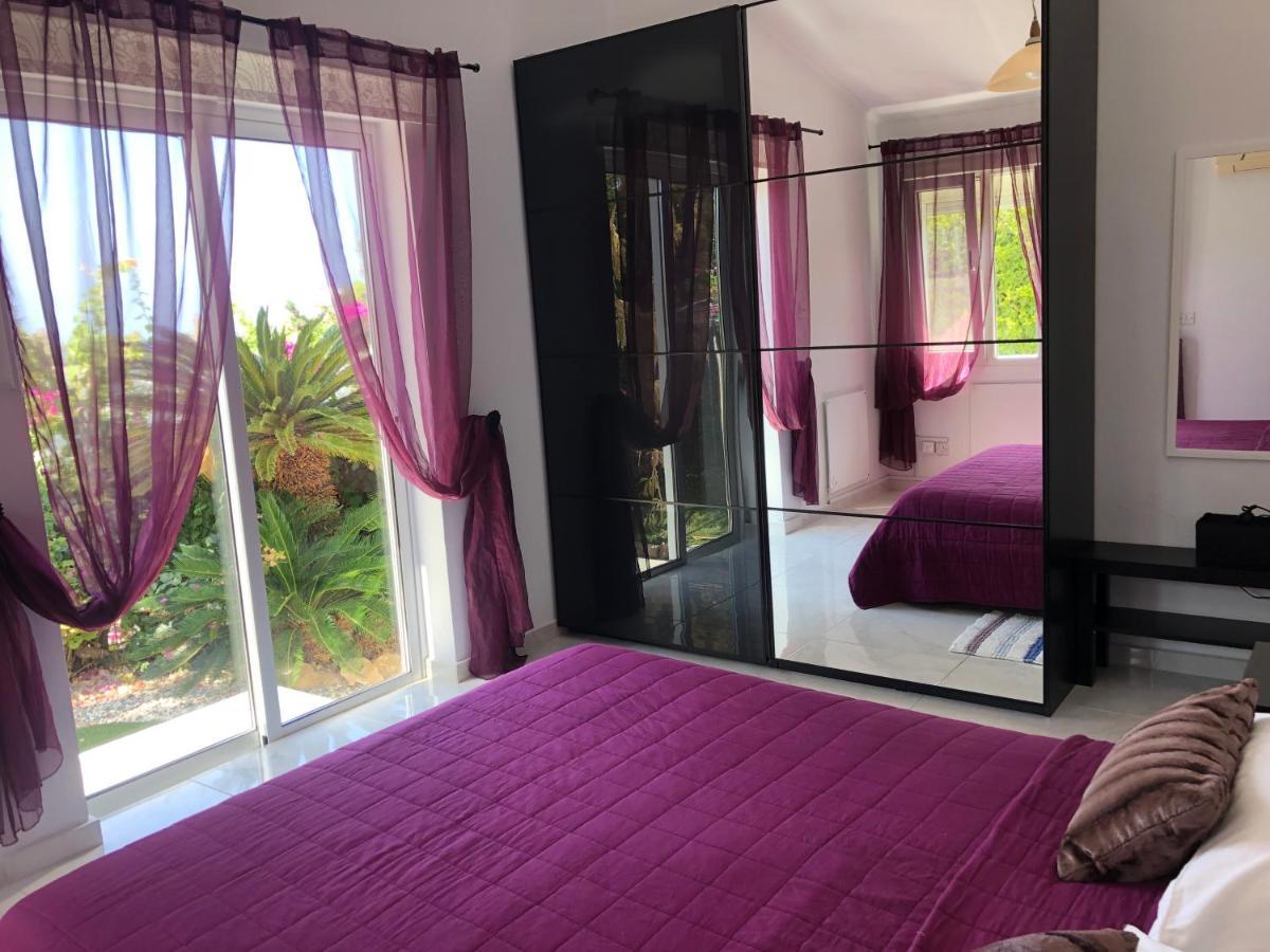 Villa Neyla Four Bedroom Coral Bay Beach Front Extérieur photo