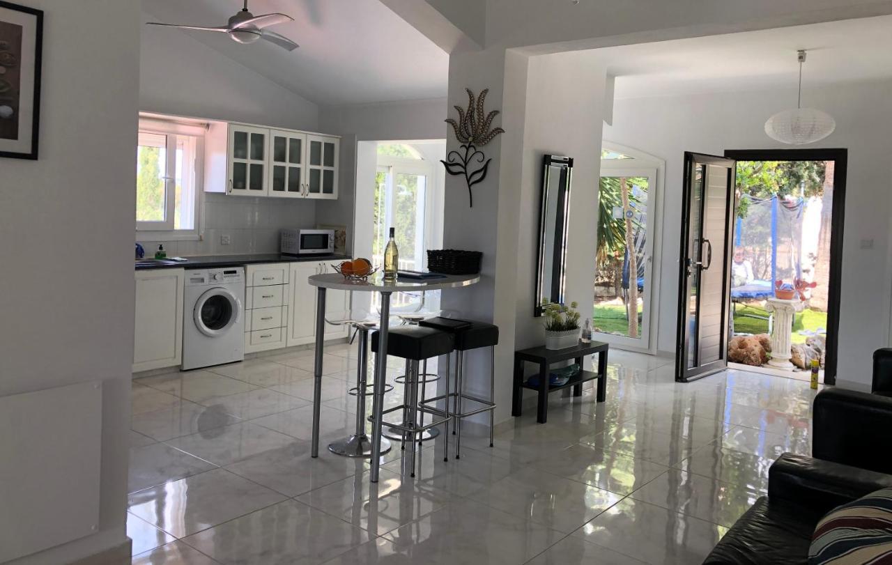 Villa Neyla Four Bedroom Coral Bay Beach Front Extérieur photo