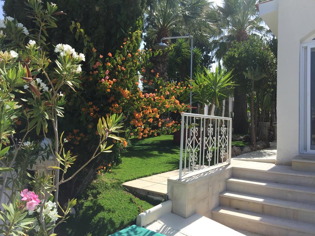 Villa Neyla Four Bedroom Coral Bay Beach Front Extérieur photo